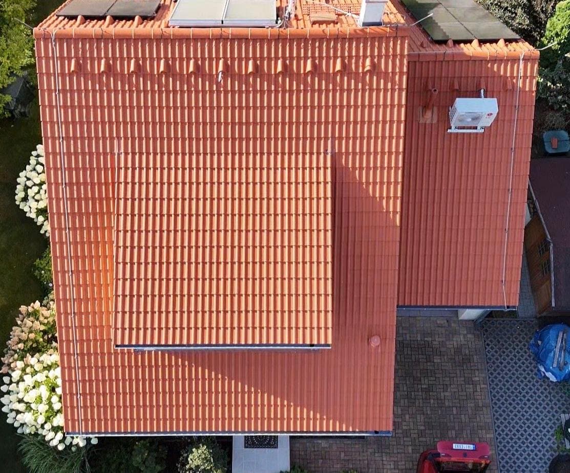 Betonová střecha rodinného domu po tlakovém vyčištění, zbavená mechu