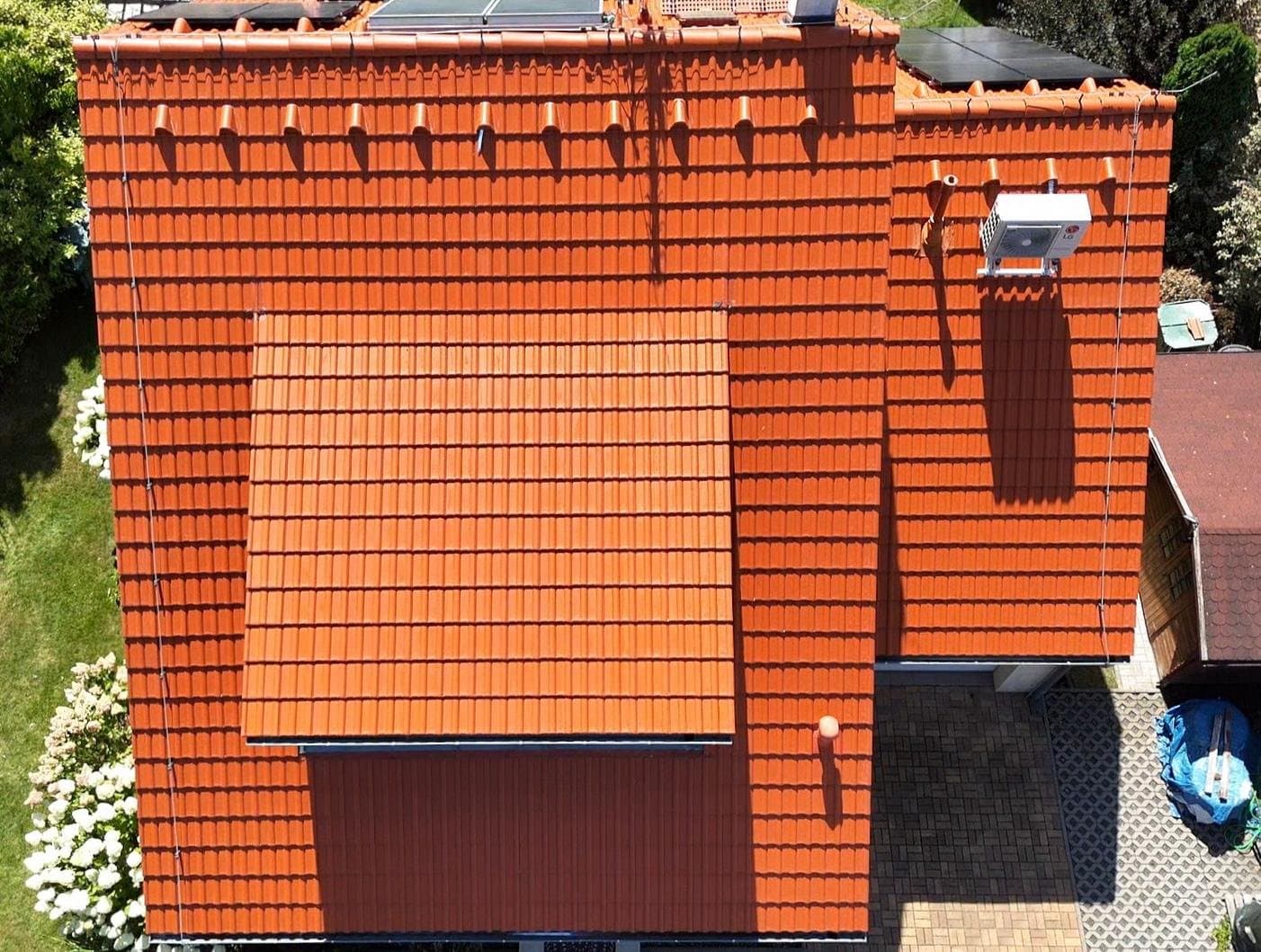 Betonová střecha rodinného domu po nánosu impregnace, s obnovenou barvou